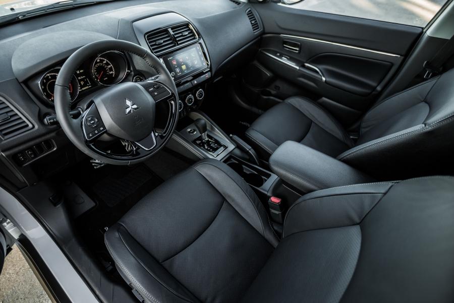 Интерьер Mitsubishi Outlander Sport SEL 2017 года  (фото 3 из 15)